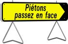 PANNEAU TEMPORAIRE SUPPORTS KD 1300X300 T1 PIETONS PASSEZ EN FACE FLECHE AMOVIBLE