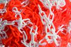 CHAINE PLASTIQUE ROUGE FLUO/BLANCHE Nø8 (ML)
