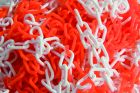 CHAINE PLASTIQUE ROUGE FLUO/BLANCHE Nø8 (ML)