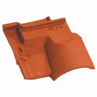 Sous faîtière demi pureau terre cuite Oméga 10 Vieilli nuance sur fond rouge - long. 29,5 cm x larg. 30,5 cm