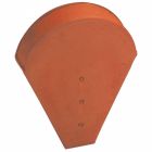 Fronton petit modele pour faitiere demi ronde et faitiere conique universelle terre cuite Vieilli nuance sur fond rouge - long. 35 cm x larg. 27 cm