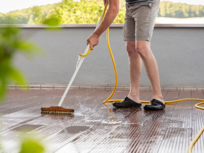 Quels produits choisir pour bien nettoyer votre terrasse ?