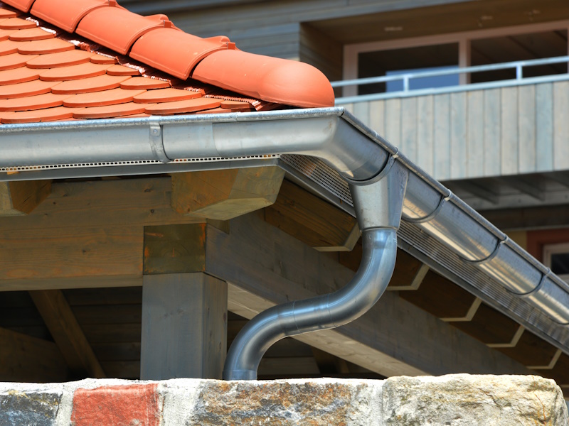 Les différents composants d’une évacuation des eaux pluviales en zinc