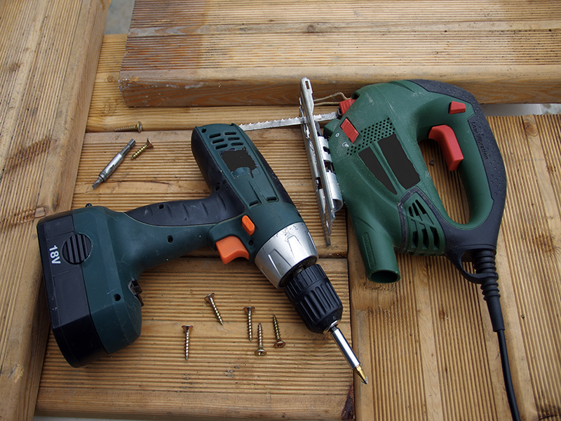 Clou, vis, cheville : comment bien choisir sa fixation ?