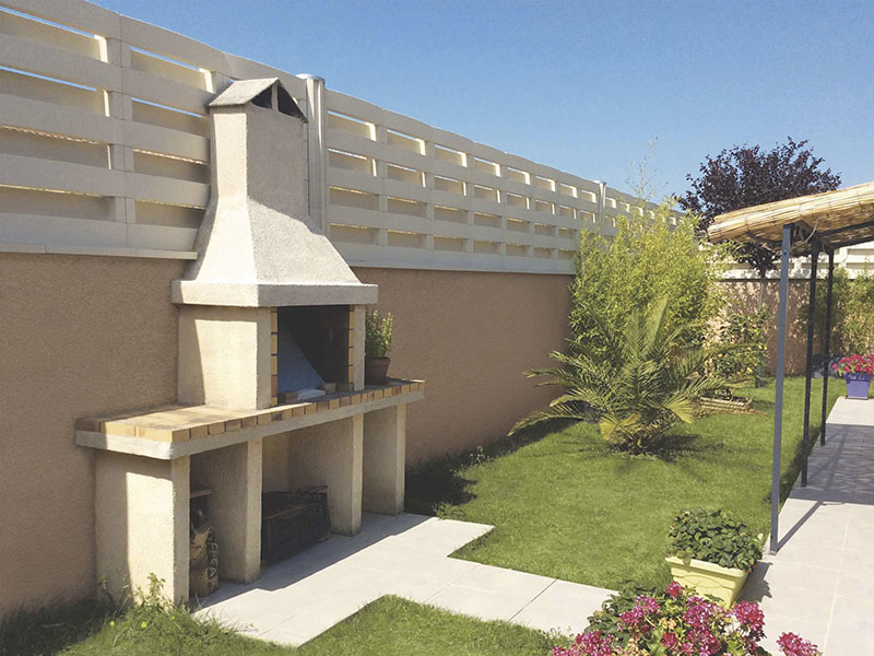 Comment poser une clôture sur un terrain en pente ?