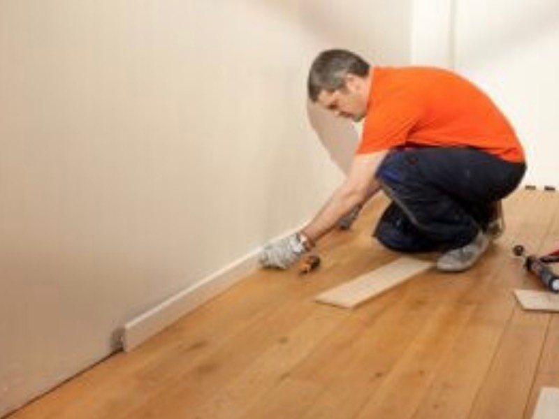 Comment coller des plinthes en bois?