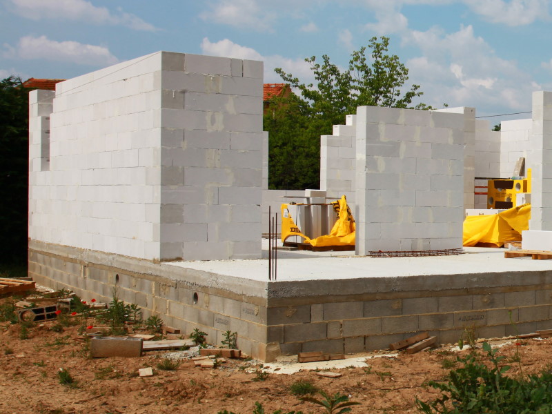 Béton cellulaire VS parpaing : quels sont leurs avantages ?