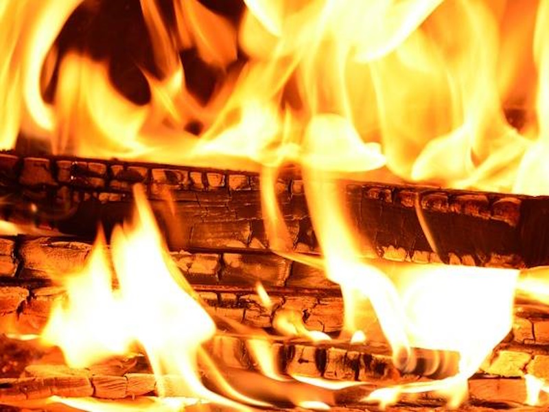 Comment choisir entre un poêle à bois et un poêle à granulés ?