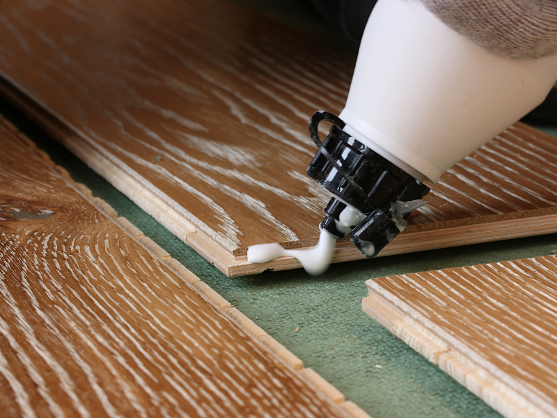 Pourquoi privilégier la colle élastique sans solvant pour la pose de votre parquet ?