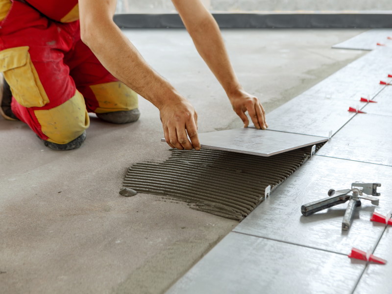 Pose de la colle et du nouveau carrelage