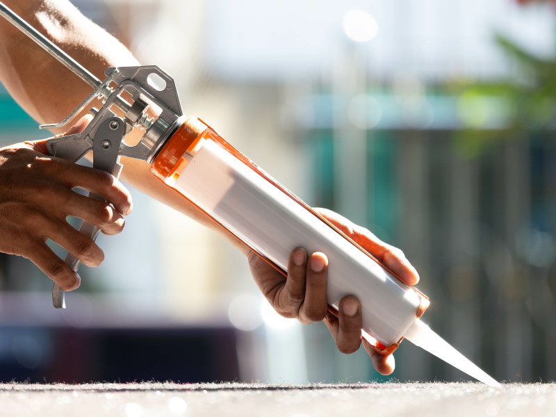 Réalisez le scellement chimique