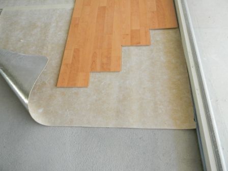 Pose de la sous-couche acoustique pour parquet