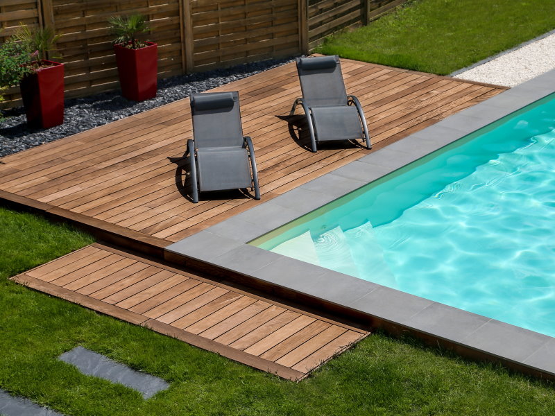 Une terrasse au bord de la piscine  Terrasse bois piscine, Transat piscine,  Amenagement piscine